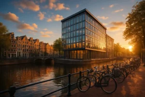 Kantoor met uitzicht op de Amsterdamse grachten.